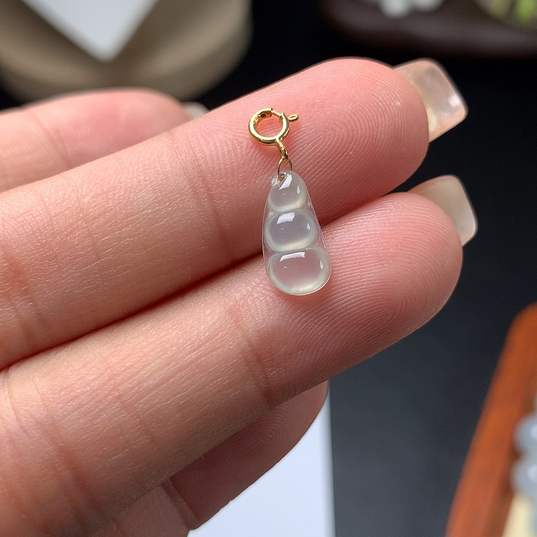 翡翠18K金镶嵌颈饰福豆