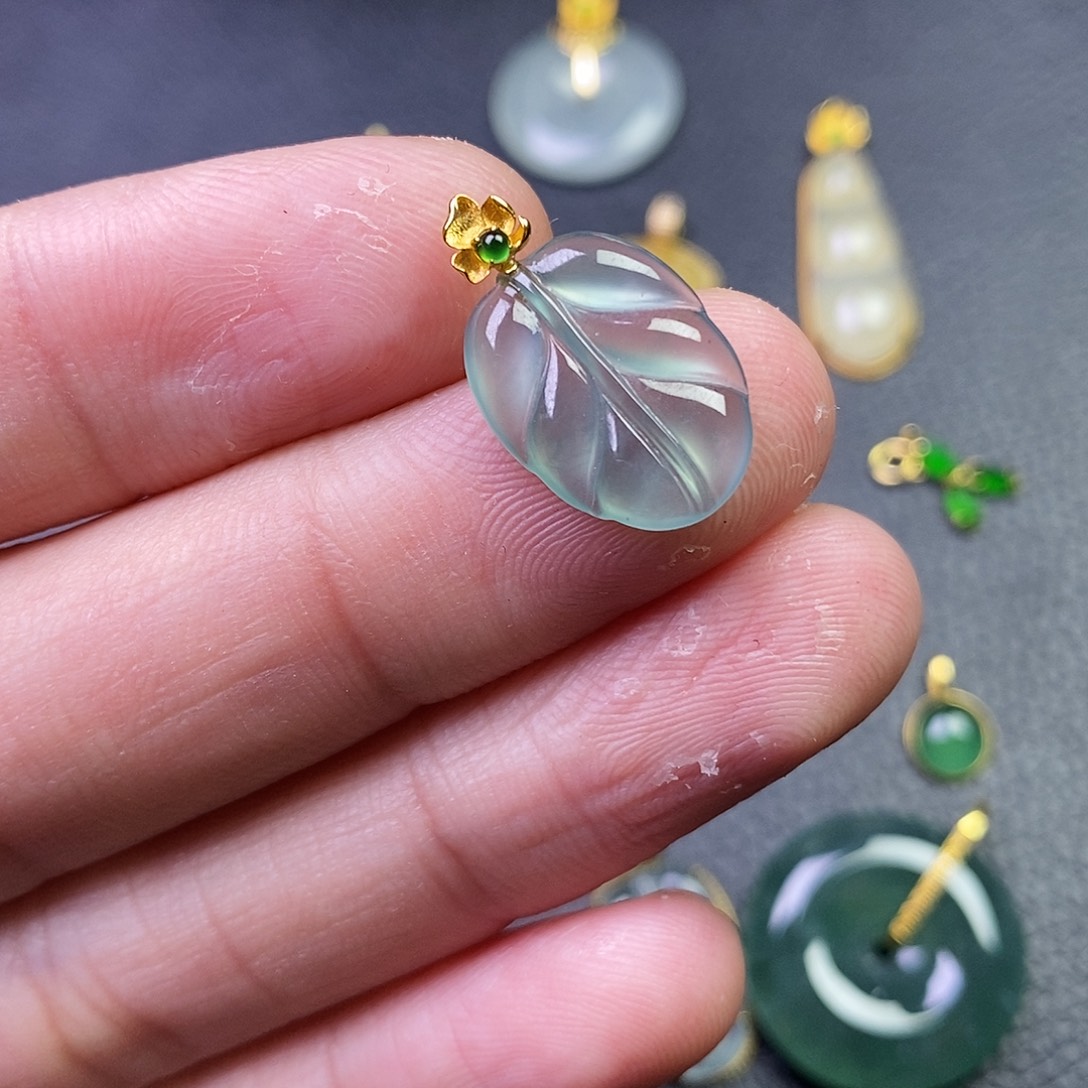 颈饰18K金镶嵌翡翠