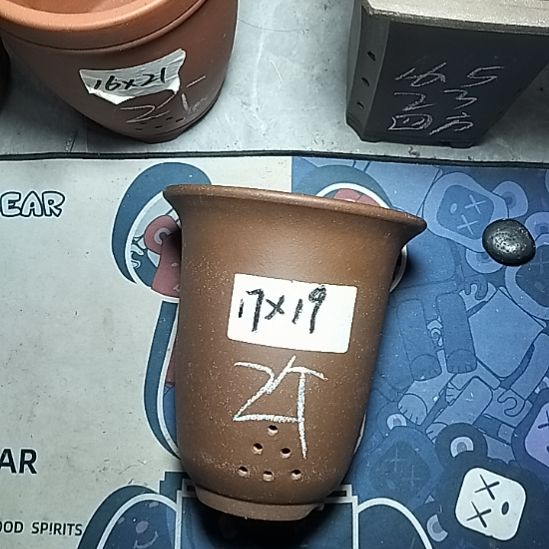 小金钟两个紫砂花盆