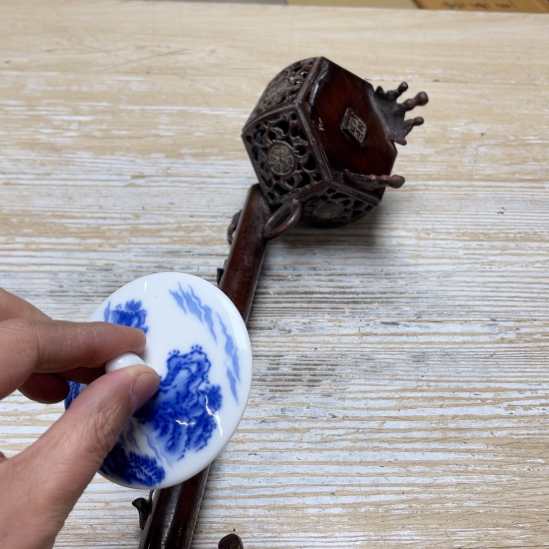 瓷片T*M密密麻麻地排列着