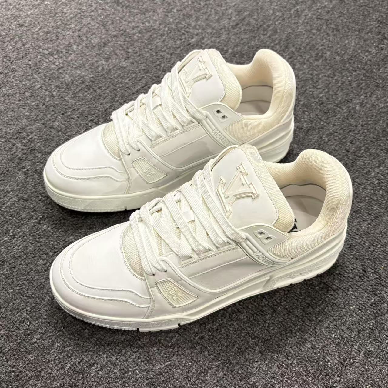 99新 LouisVuitton/路易威登 经典纯白配色trainer奢鞋