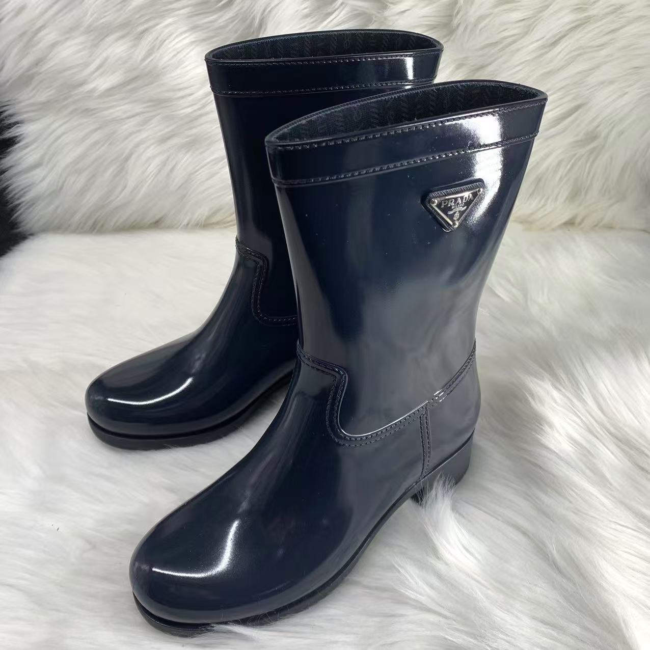 95新 Prada/普拉达 37码/无配件/宝石蓝倒三角平底中筒雨靴 1822 