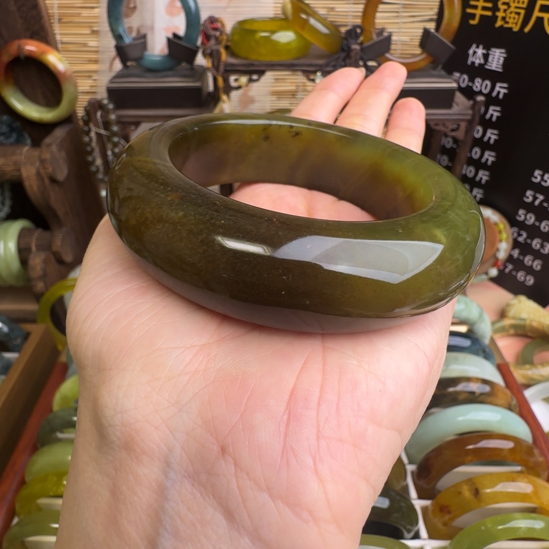 冬***岫玉未镶嵌手镯默认微瑕无科技