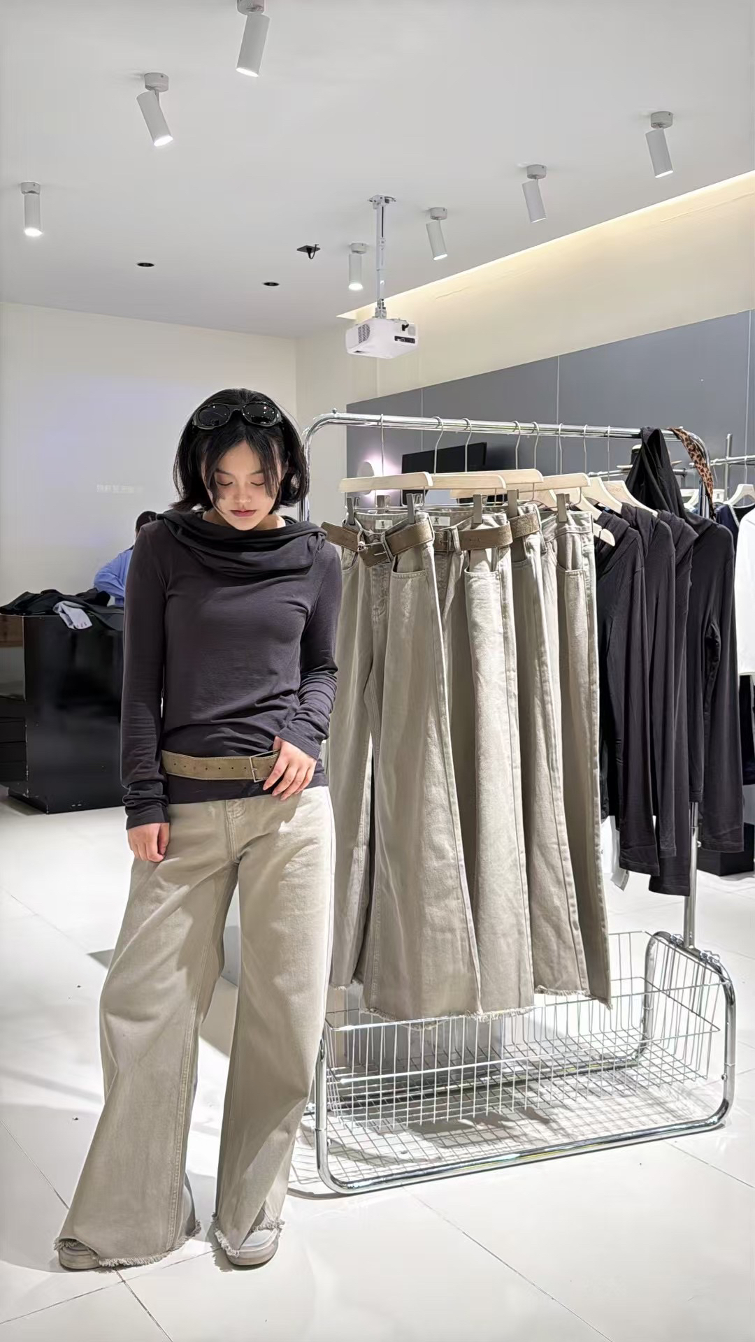 卡其色磨边牛仔裤