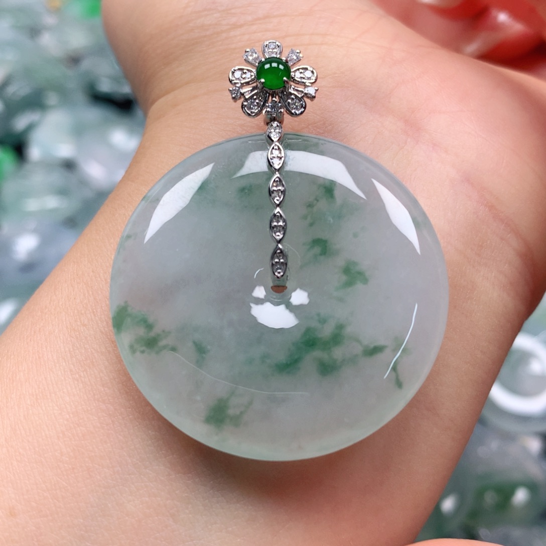 翡翠颈饰18K金镶嵌牛*糖天然翡翠