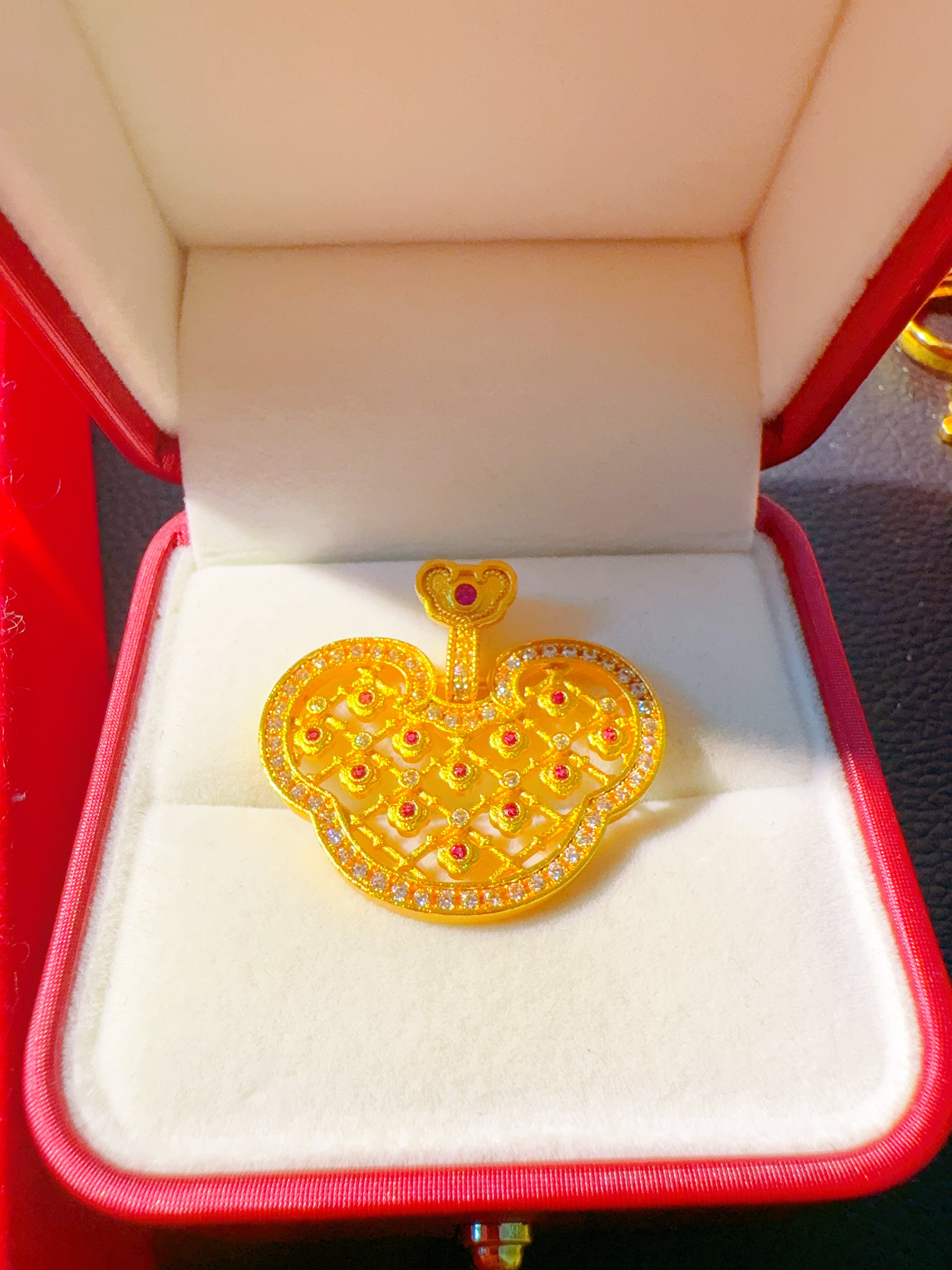 金色珐琅彩如意锁包吊坠60292