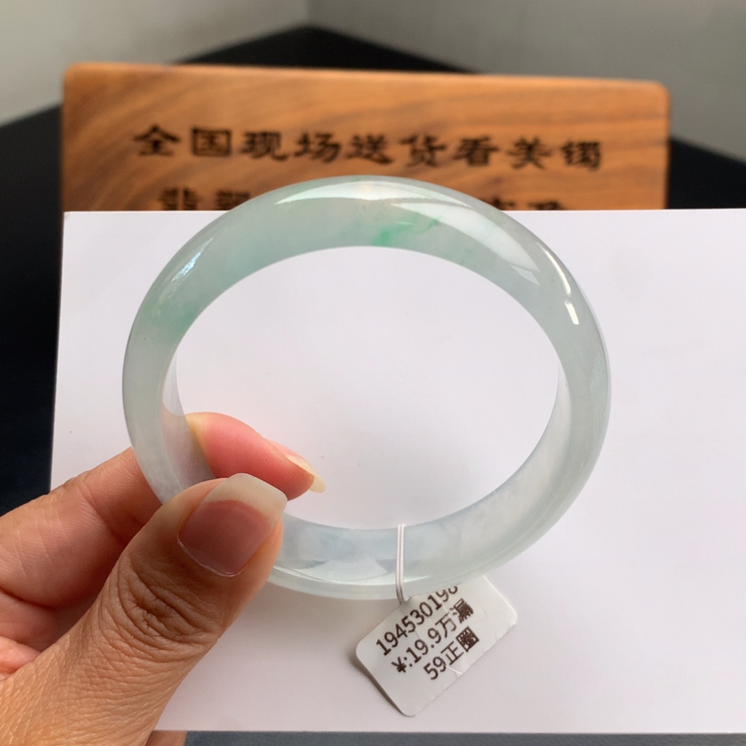 翡翠手镯未镶嵌高冰绿底带几丝金丝绿正圈翡翠手镯59圈