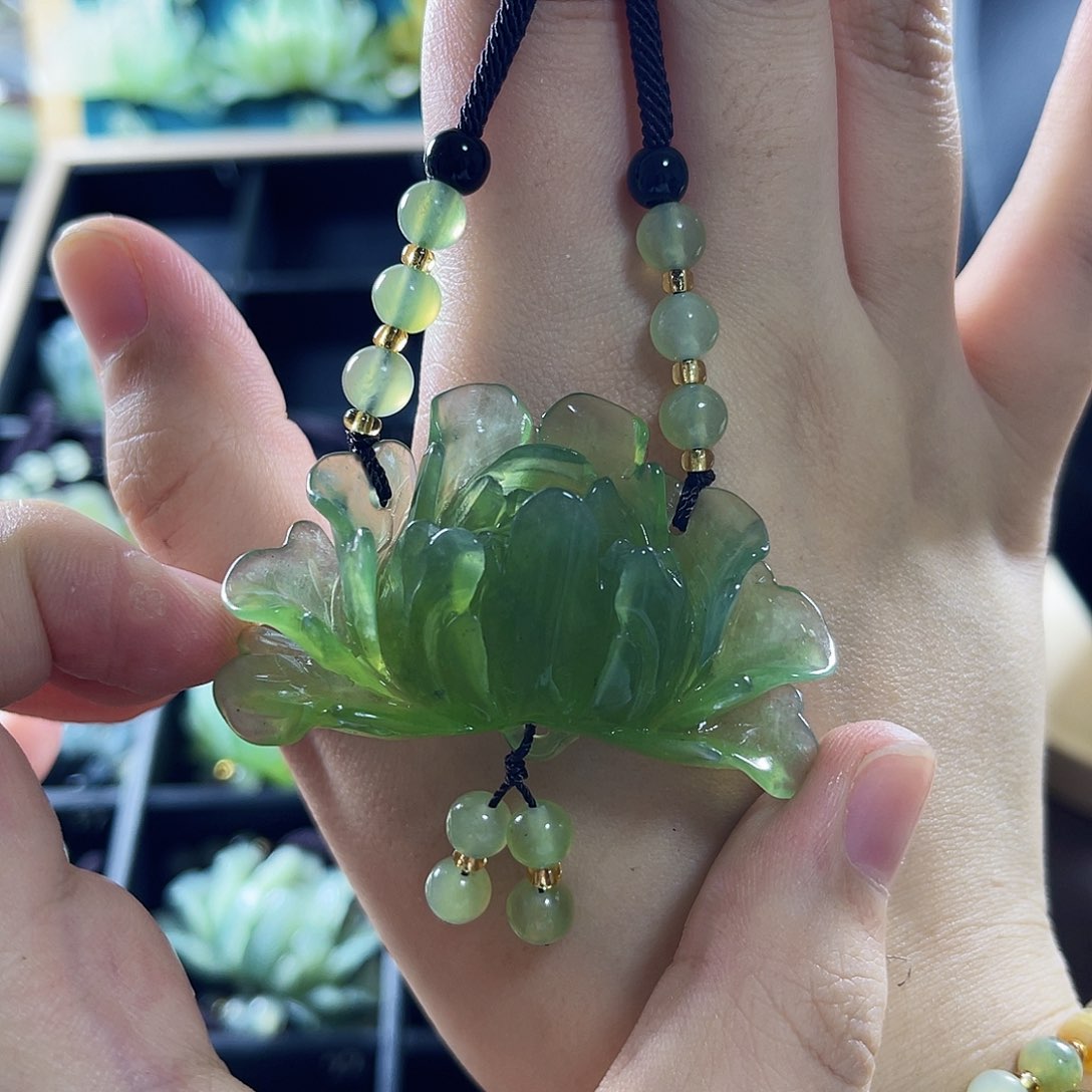 蛇纹石玉颈饰合金