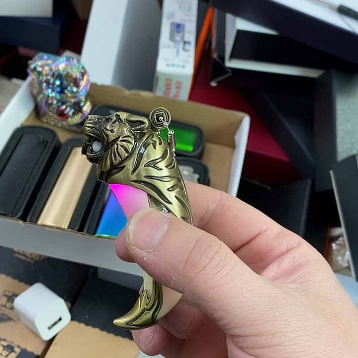 葬***心充气打火机充气的