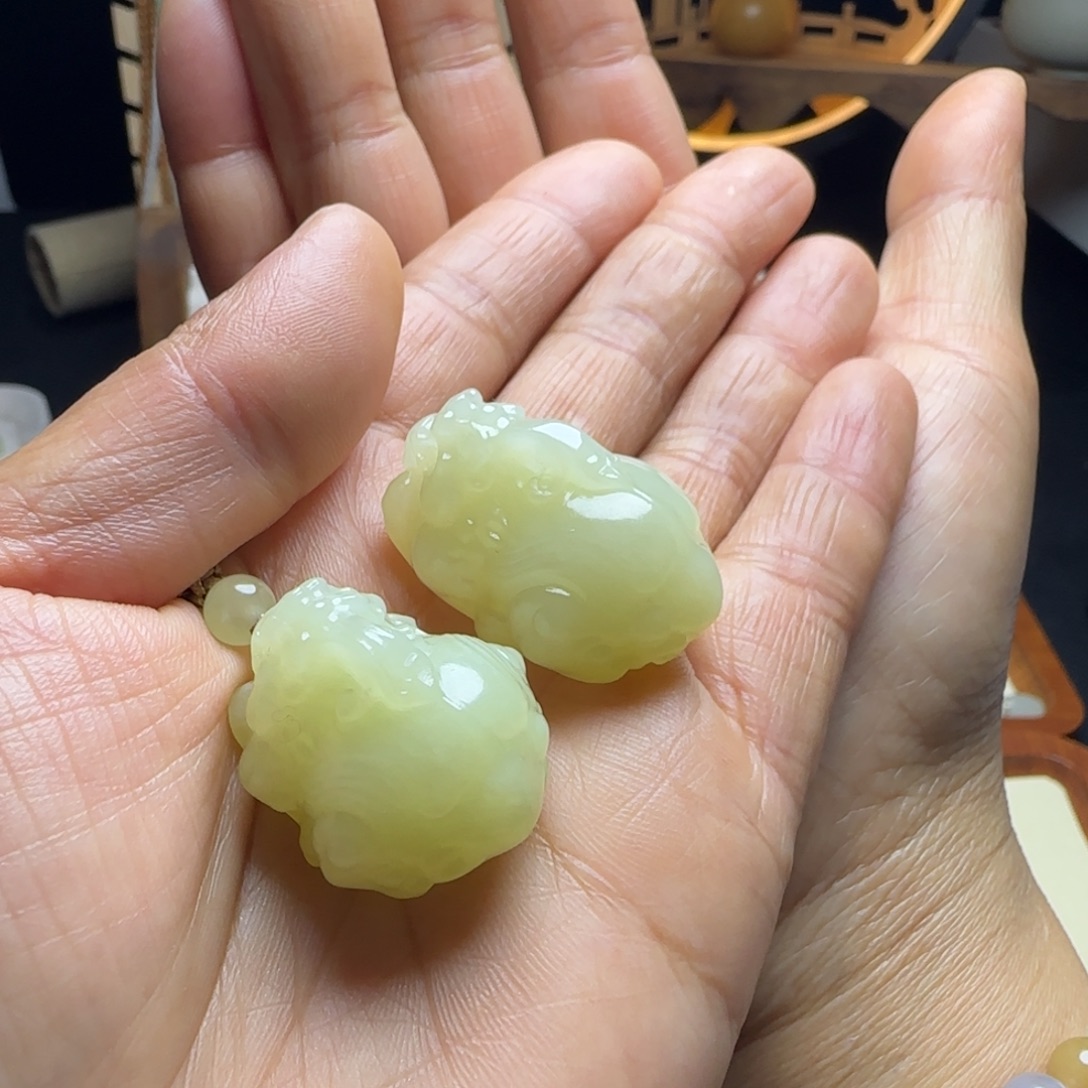 开***子和田玉未镶嵌颈饰
