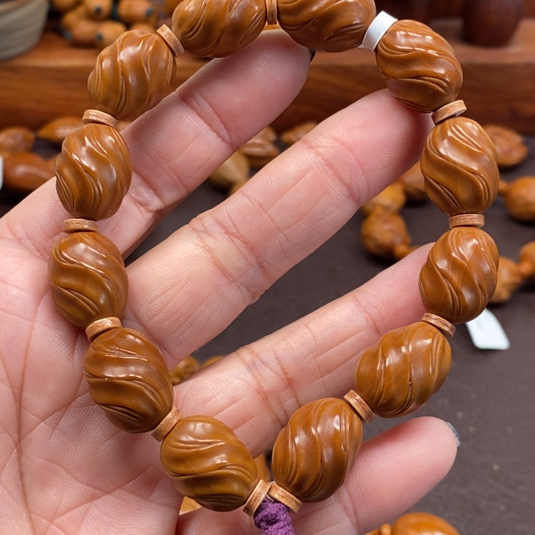 扭转乾坤橄榄核雕刻