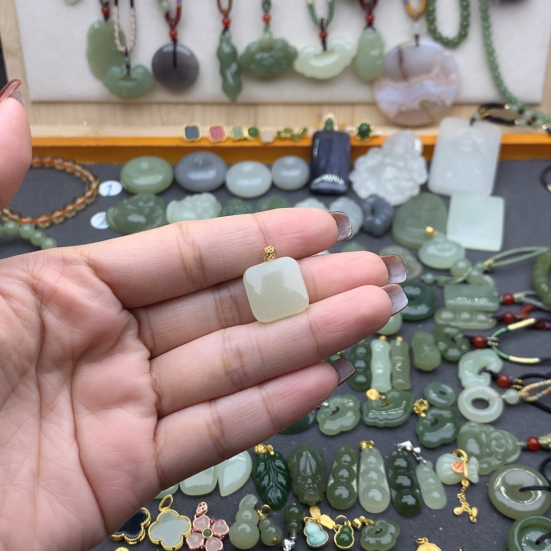 和田玉吊坠(不含链)18K金镶嵌