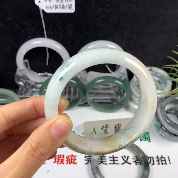 翡翠未镶嵌手镯40号。 59.3圈