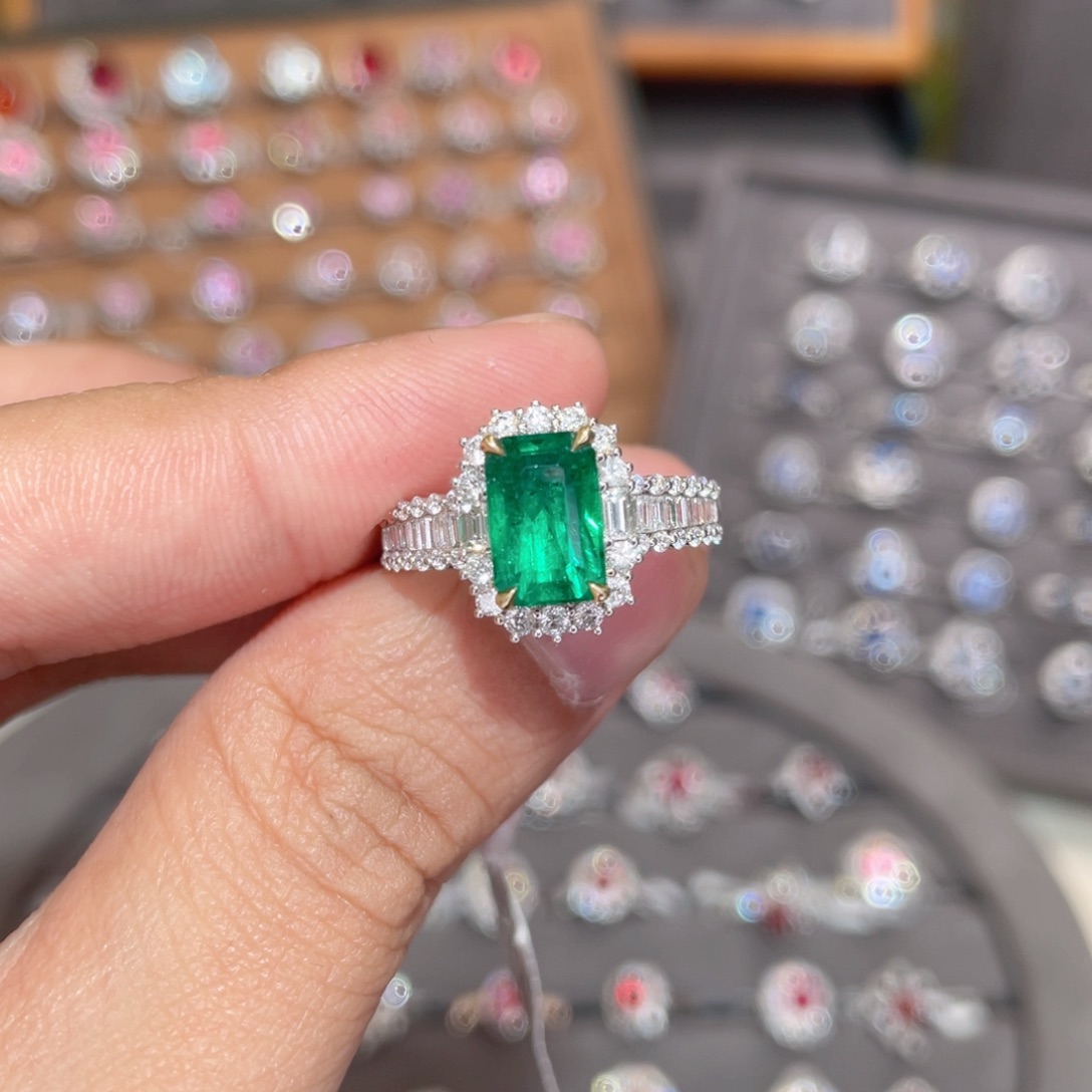 祖母绿戒指18K金镶嵌2.05ct 