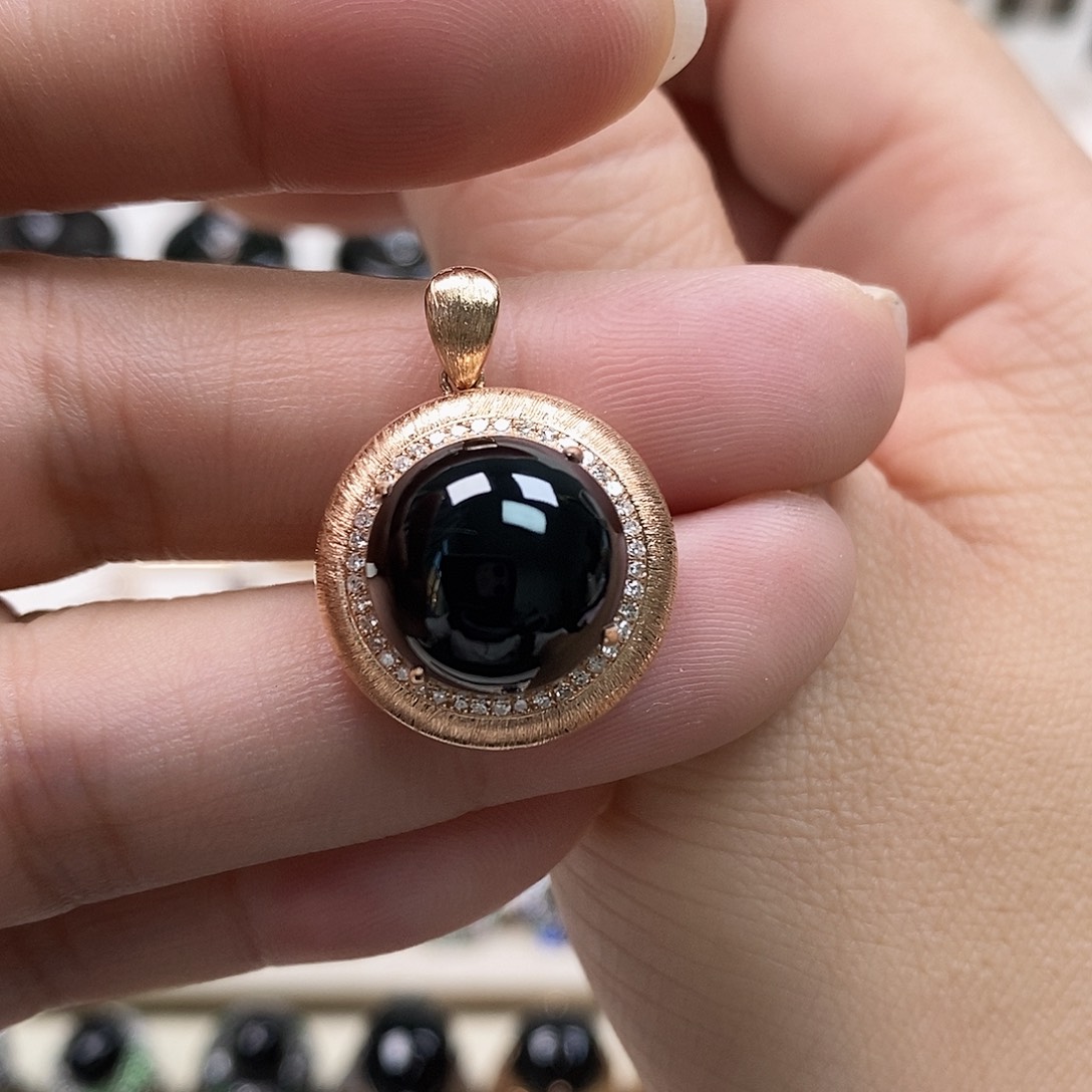 翡翠18K金镶嵌颈饰