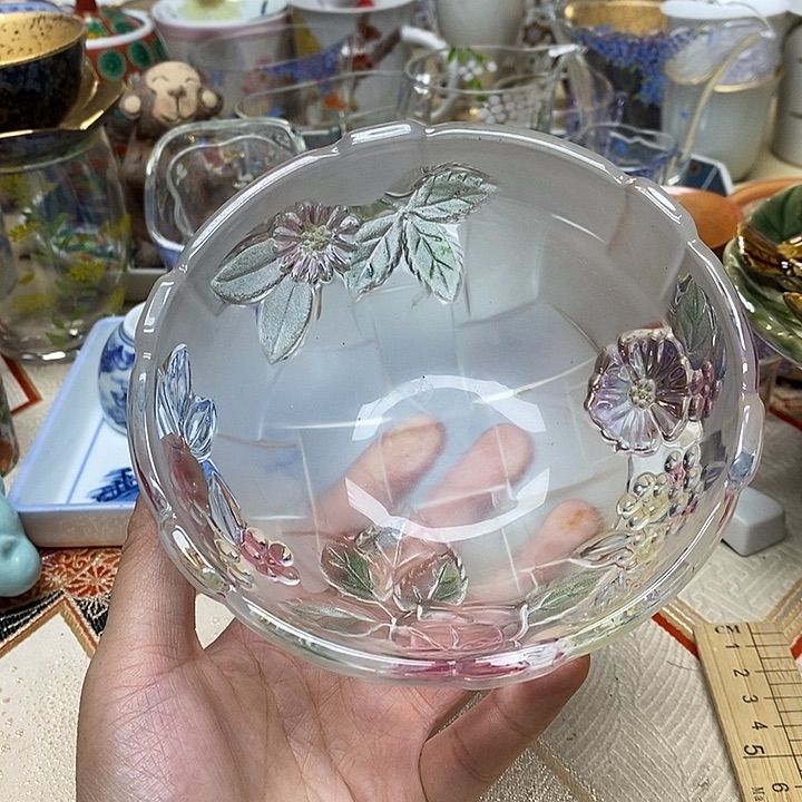 茶壶紫砂杯子和一大盒巧克力蛋糕就已经