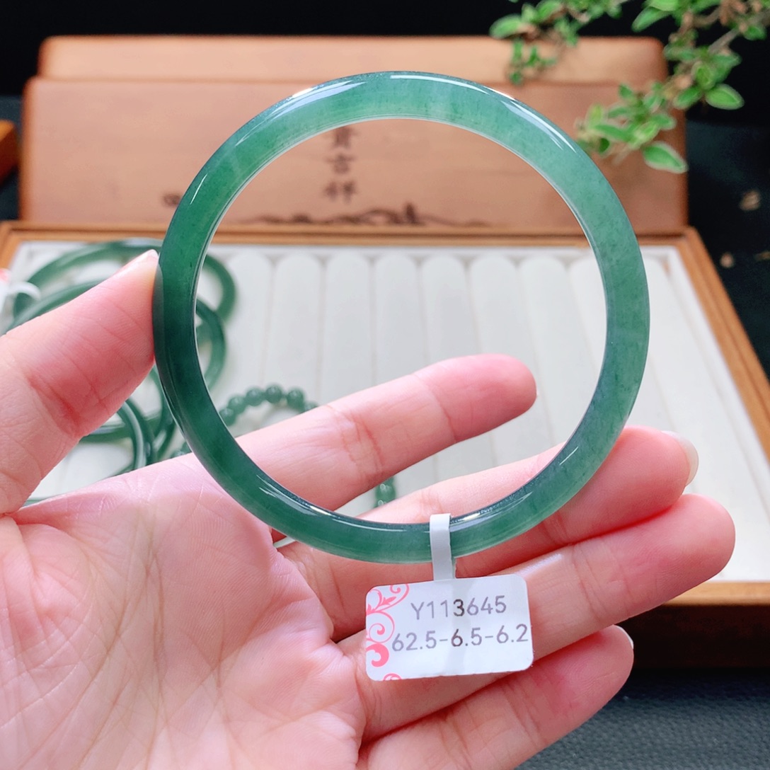 翡翠未镶嵌手镯（圆镯）
