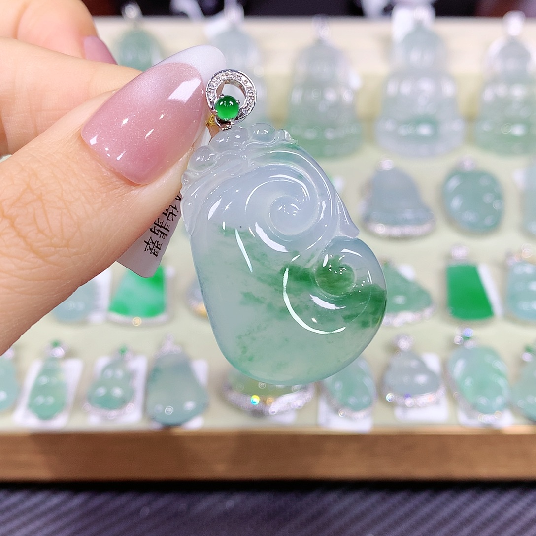 噜***噜翡翠18K金镶嵌颈饰如意