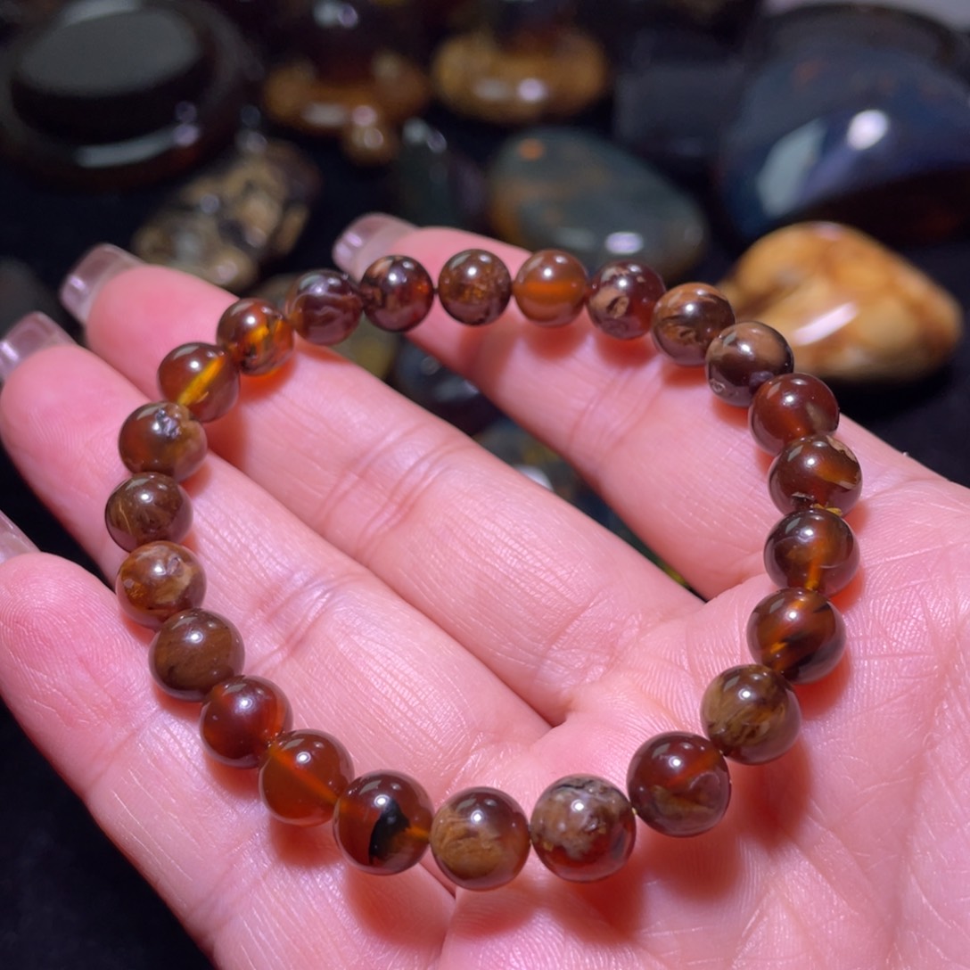 未镶嵌琥珀裸石。