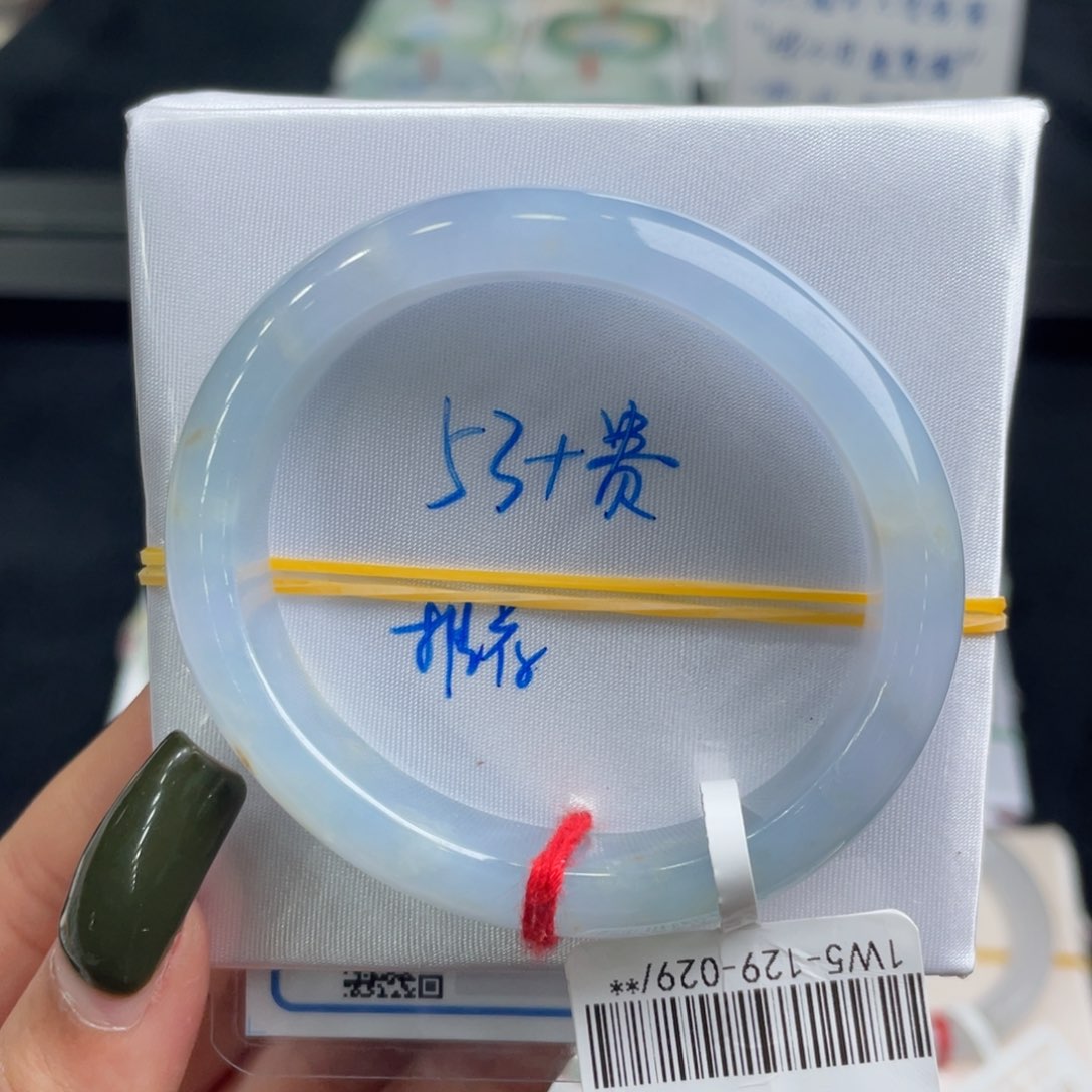 翡翠手镯未镶嵌翡翠手镯