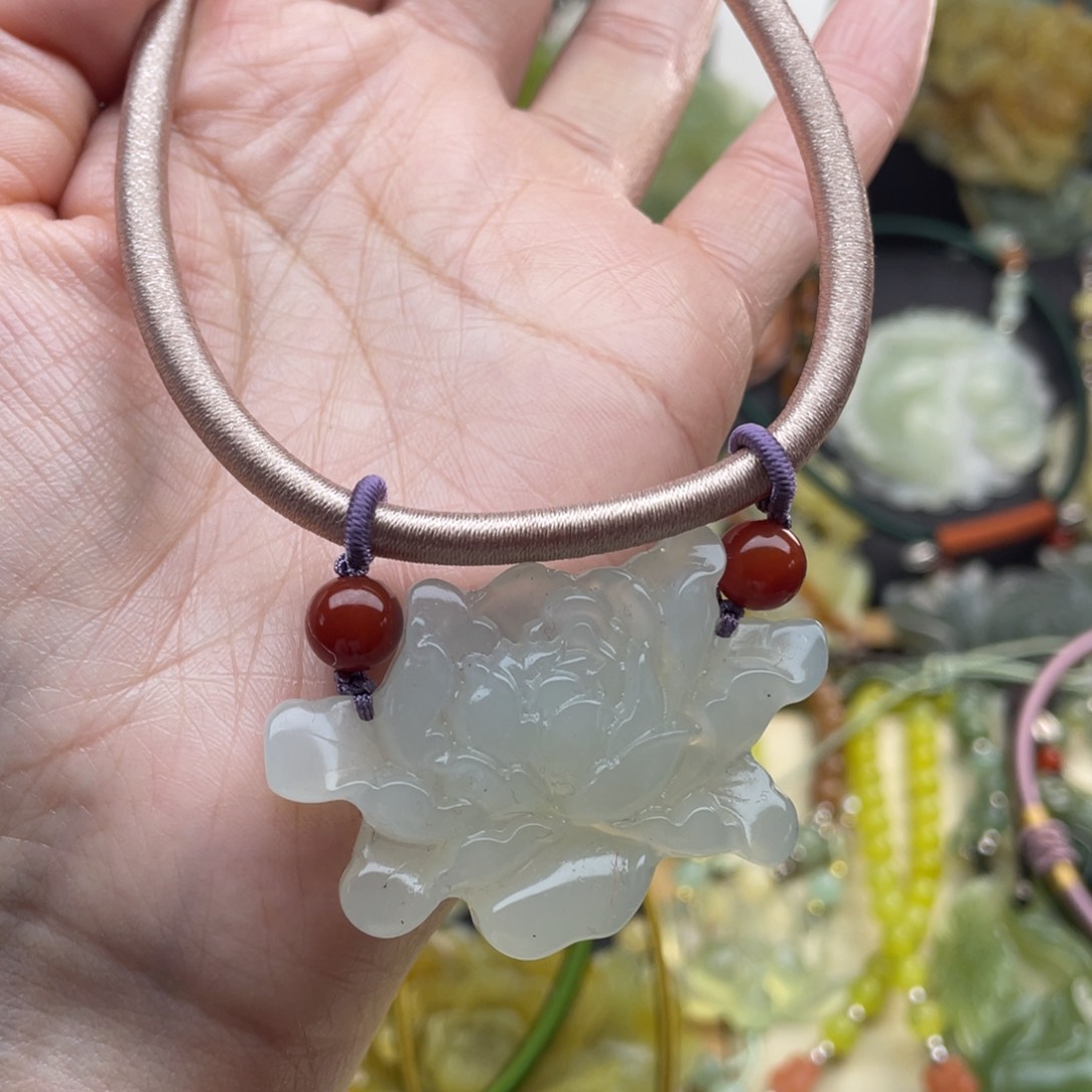 蛇纹石玉颈饰未镶嵌