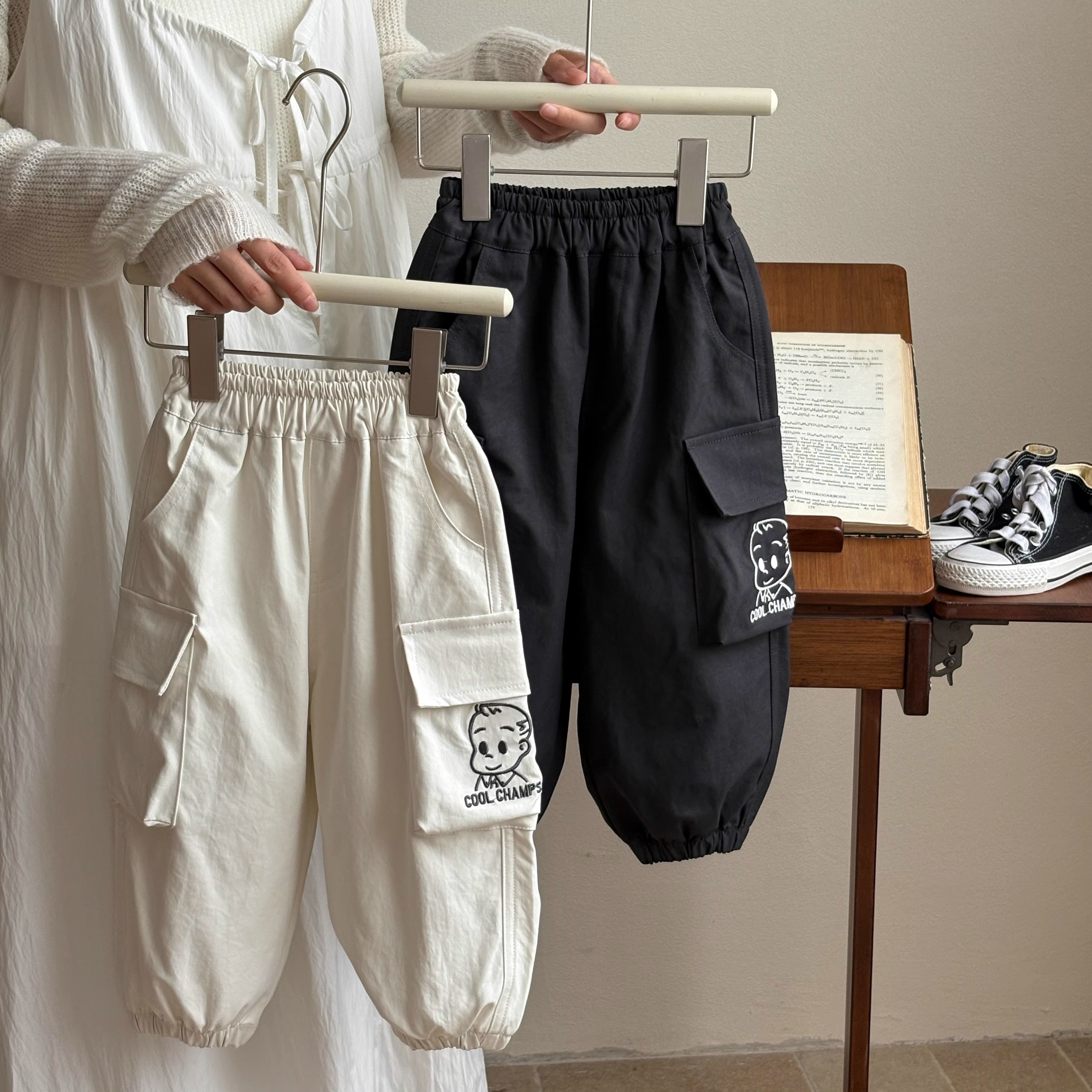 儿童长裤2025春秋童装男童日系绣标工装裤宝宝纯色束脚小童休闲裤