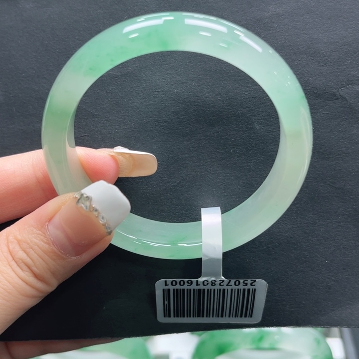 石英质玉（非洲翠）未镶嵌手镯