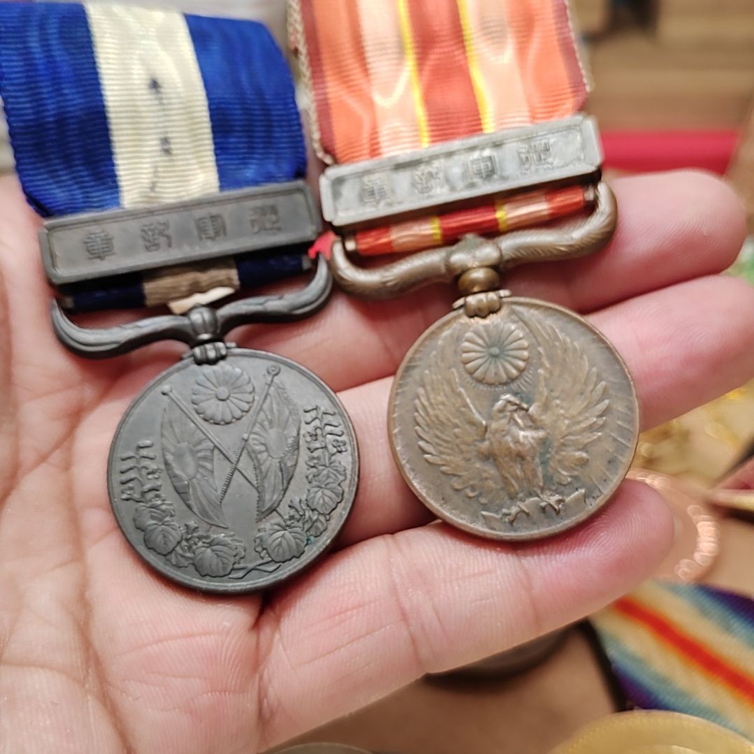 L***r日本早期的纪念章二个