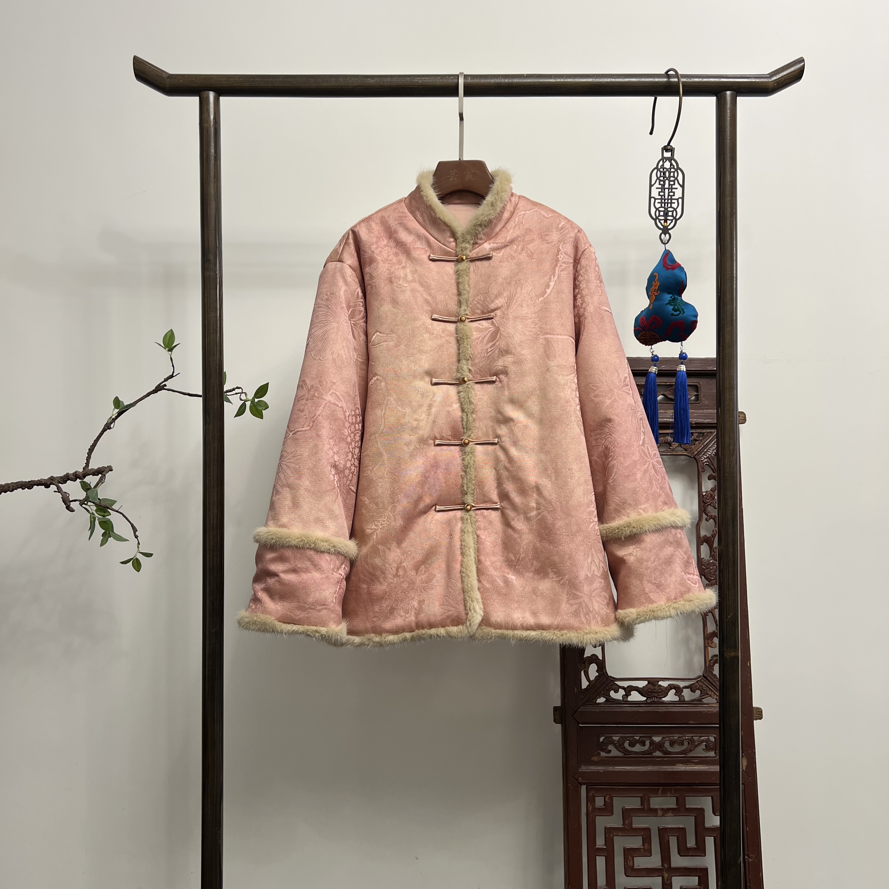 【玉蝴蝶】新中式桑蚕丝织金貂毛夹棉加厚棉服W50237