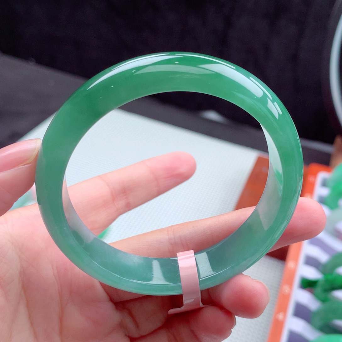 翡翠手镯未镶嵌翡翠