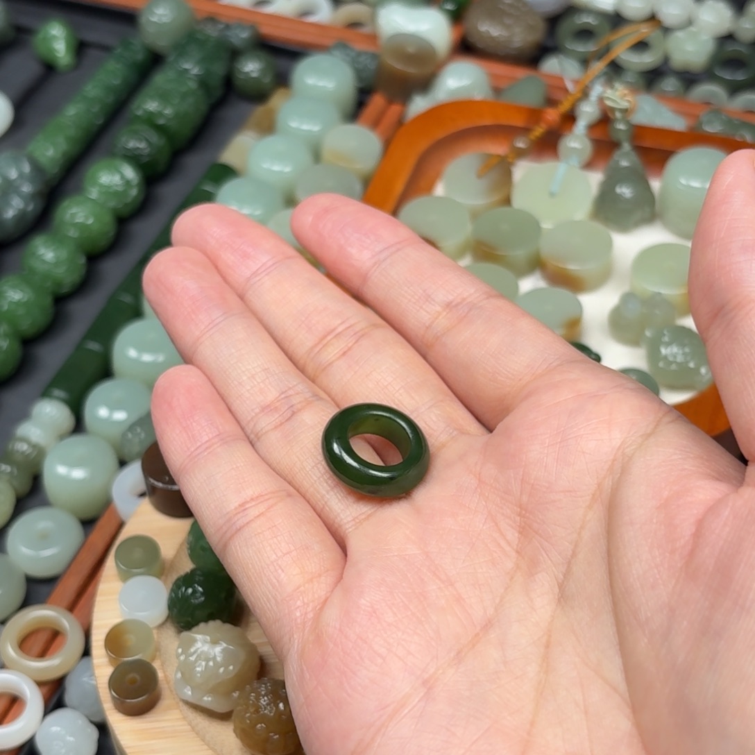 木***称和田玉未镶嵌颈饰