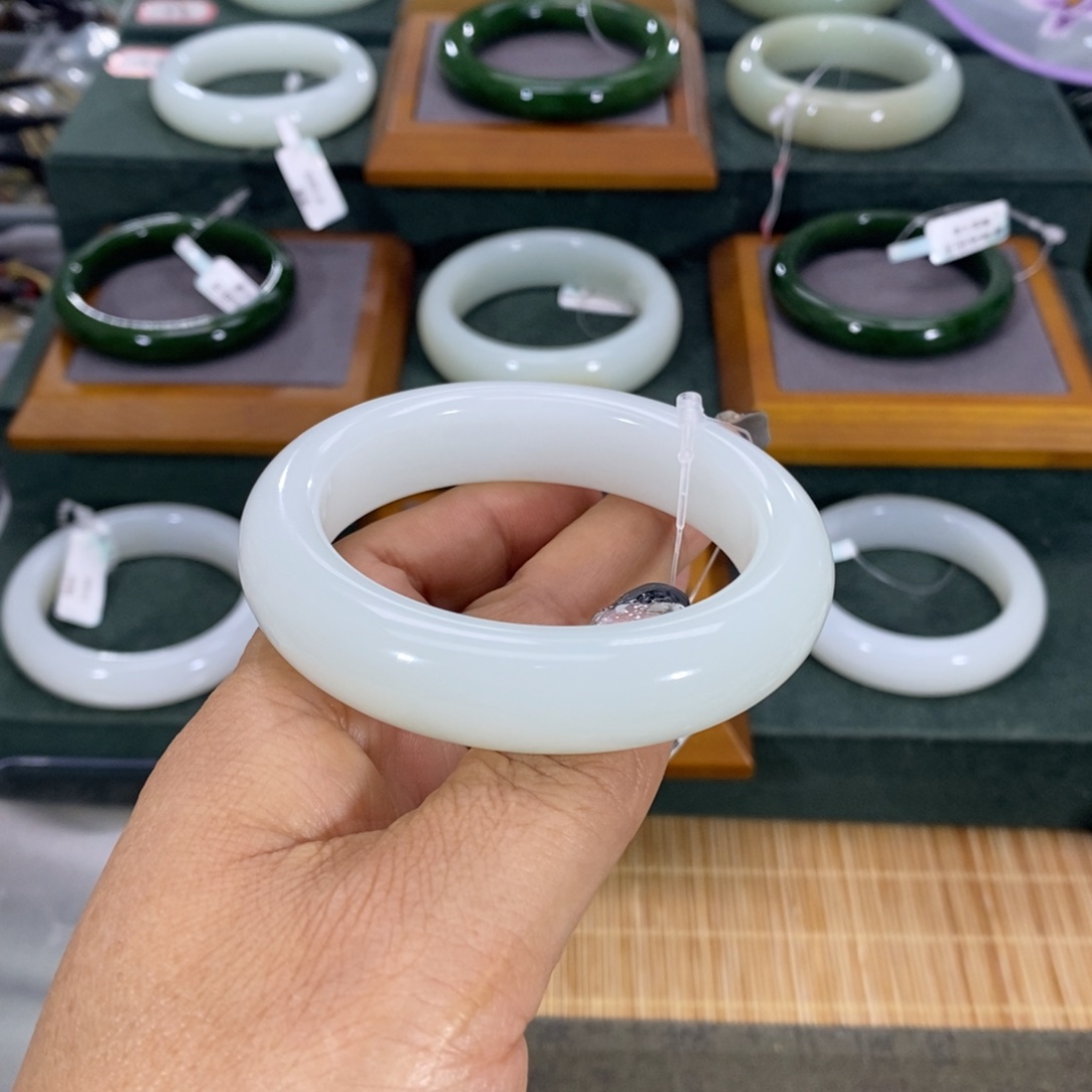 和田玉手镯未镶嵌