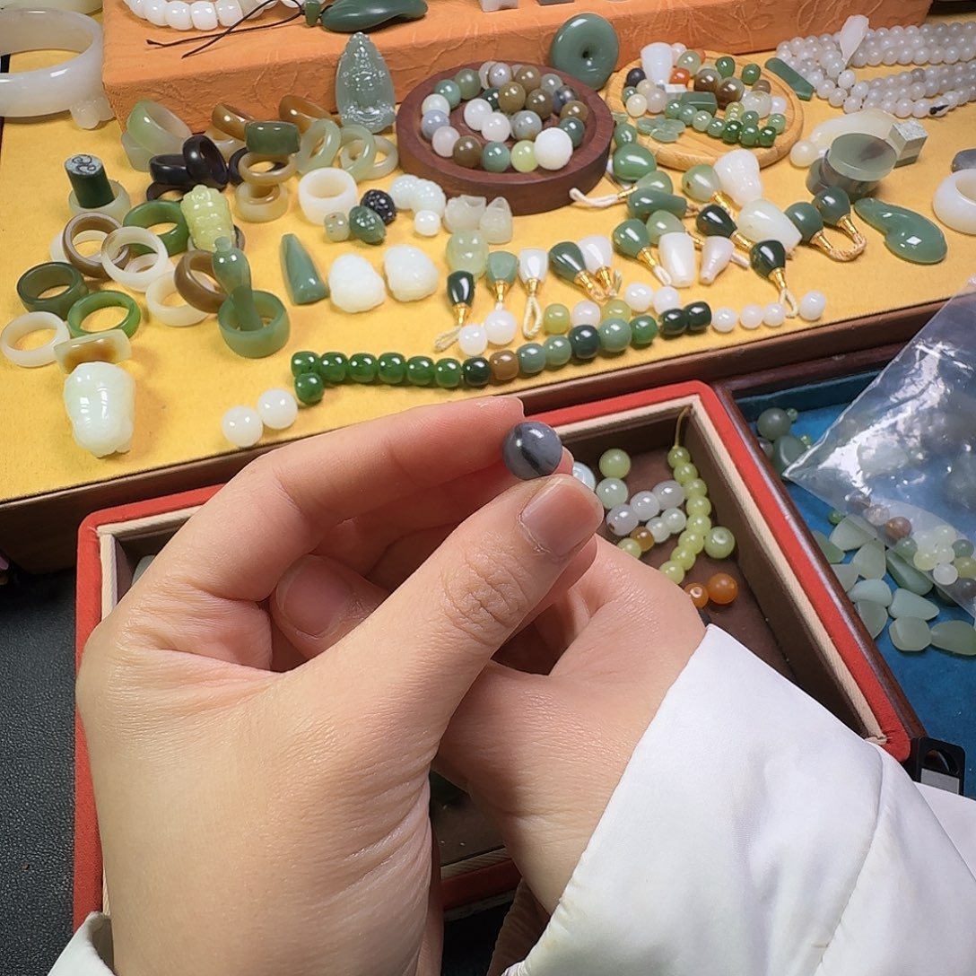 天***浪和田玉未镶嵌颈饰