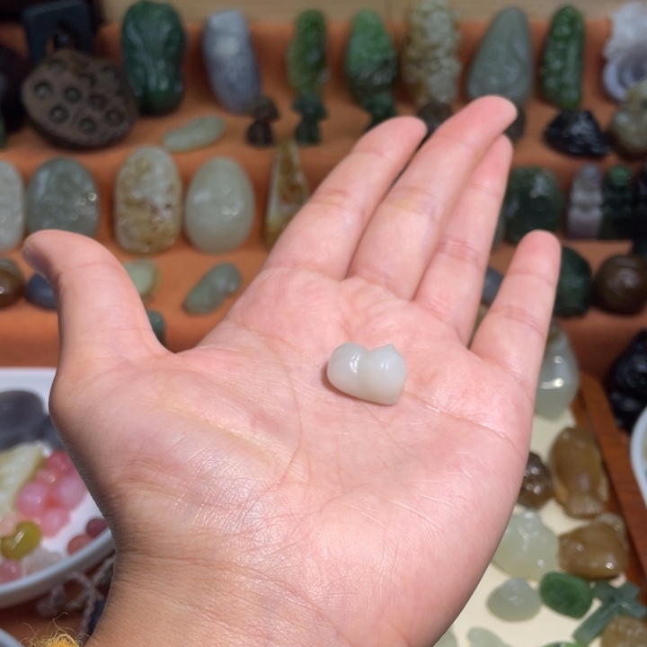 嫣***轩和田玉未镶嵌颈饰