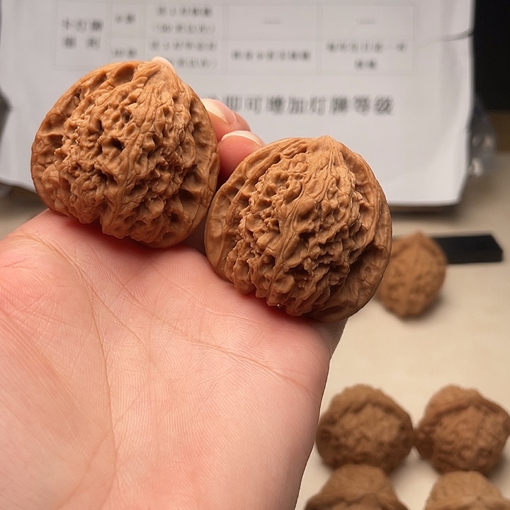 涅***凰文玩核桃吊坠三角疆