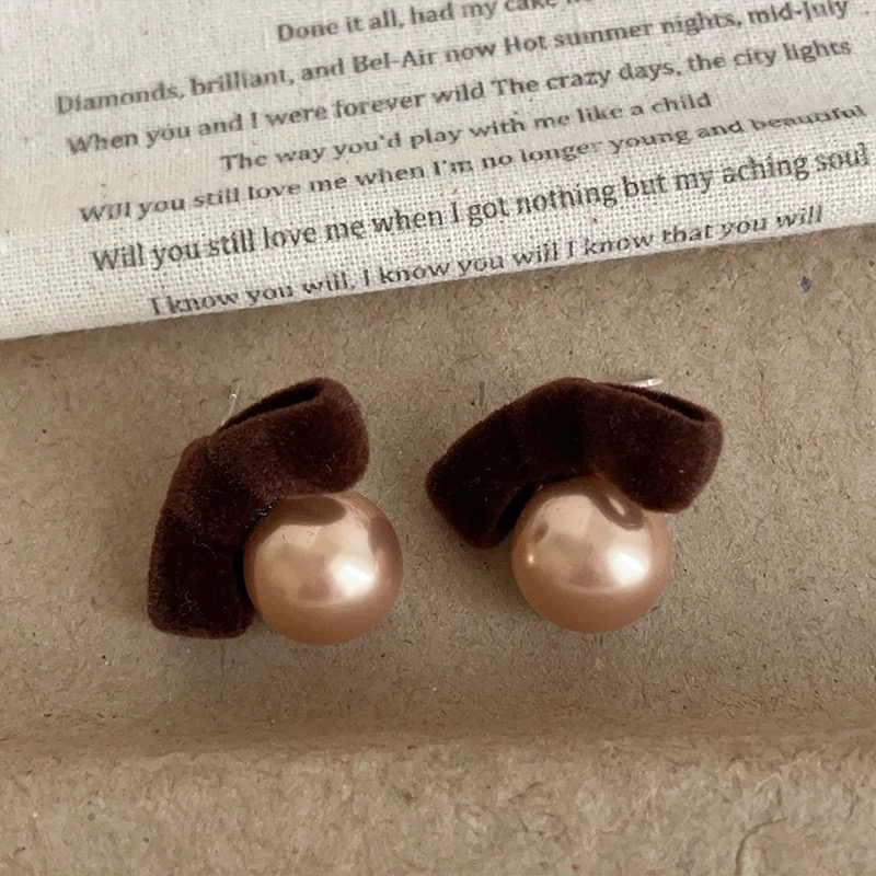 铜合金耳饰 高级感棕色丝绒蝴蝶结~珠珠耳钉ins风简约耳饰 A200