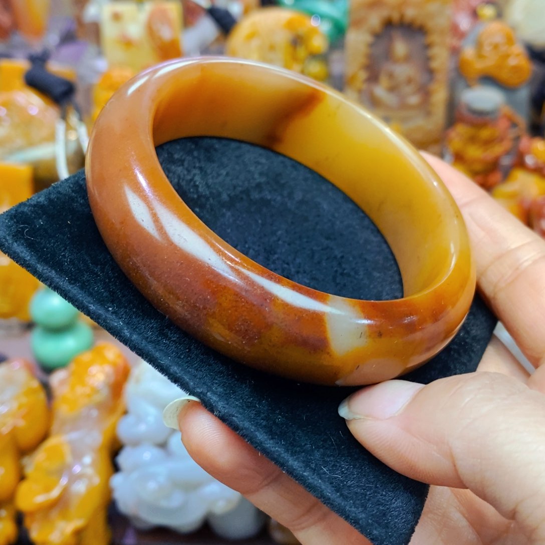 未镶嵌石英质玉（黄龙玉）颈饰