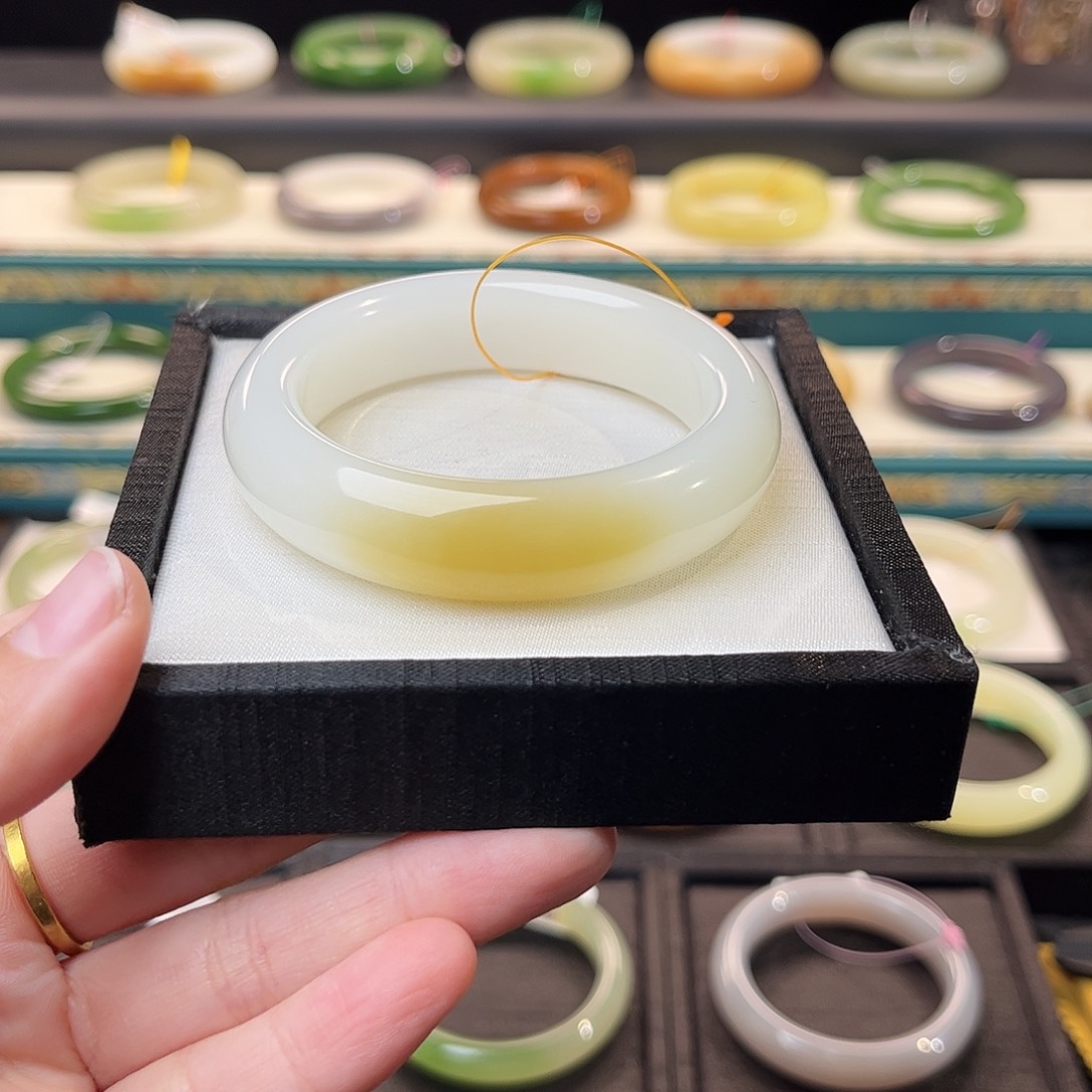 和田玉手镯未镶嵌 芭莎糖白