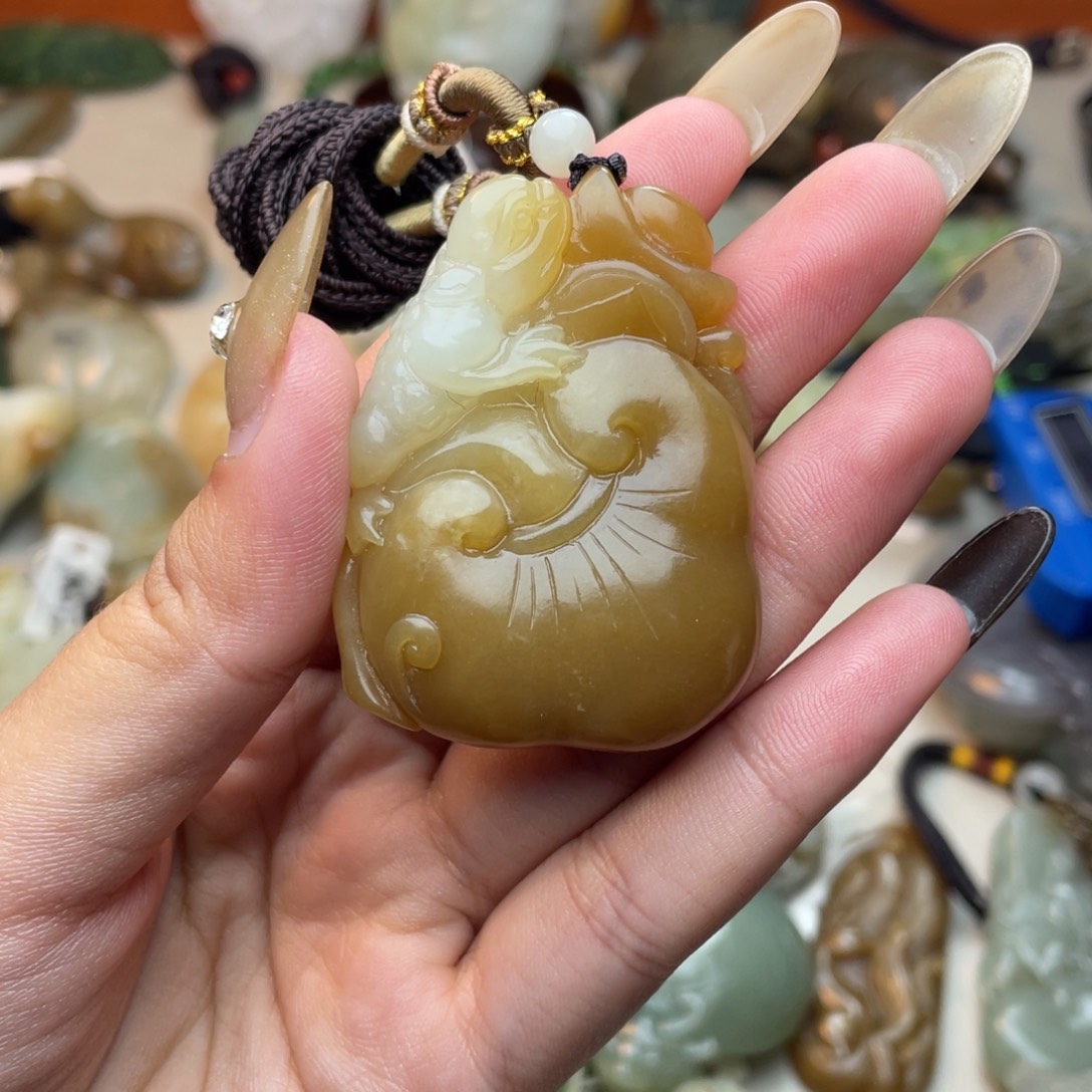 秋***子和田玉未镶嵌颈饰