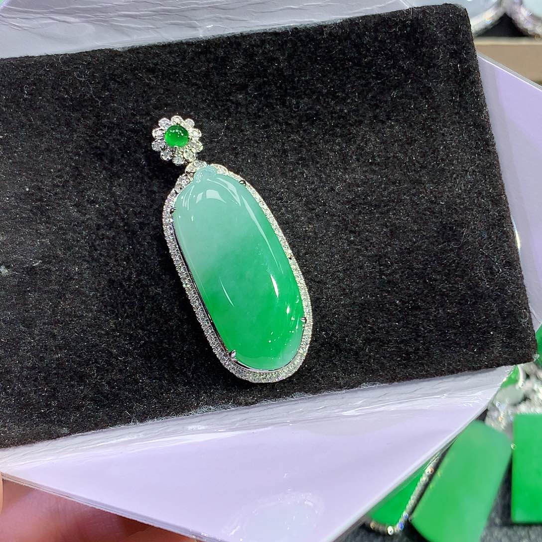 翡翠吊坠(赠链)18K金镶嵌