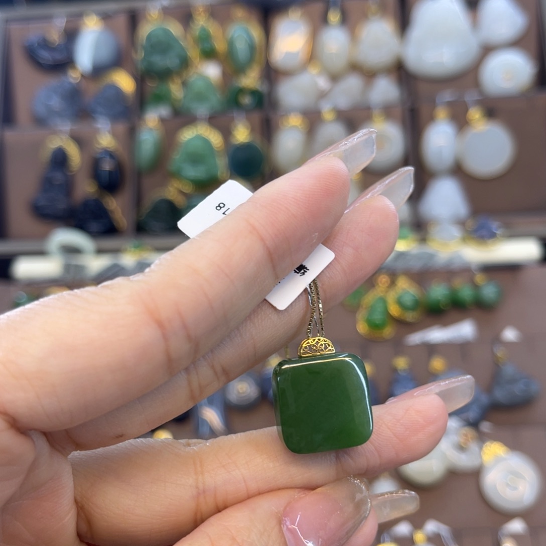 和田玉吊坠18K金镶嵌