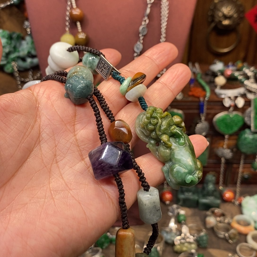 翡翠吊坠(赠链)未镶嵌