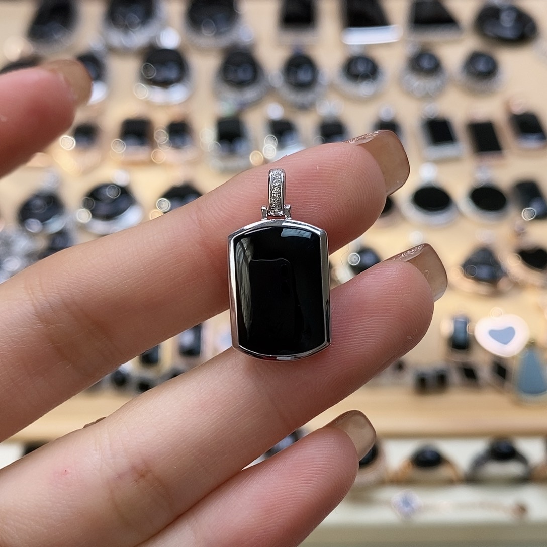 翡翠颈饰18K金镶嵌天然翡翠墨翠