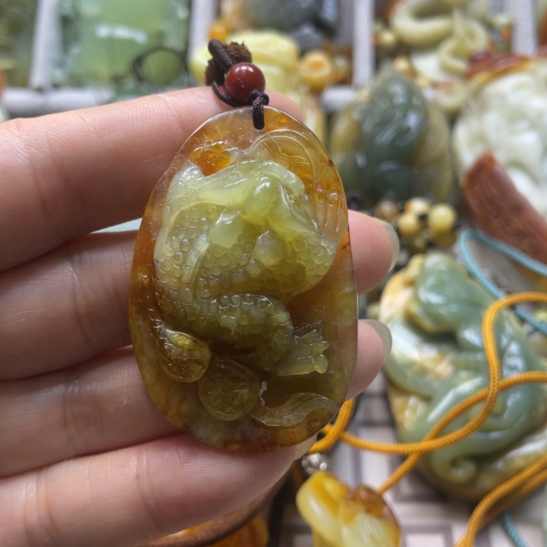 岫玉颈饰未镶嵌一***离吊坠