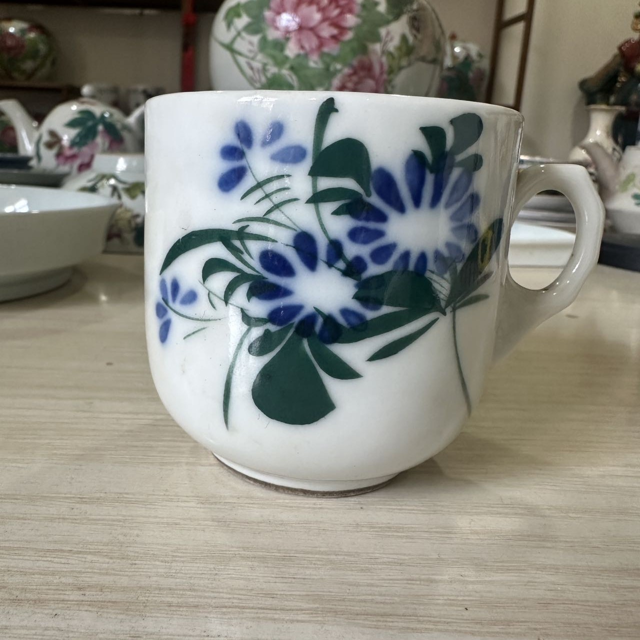 醴陵瓷，手绘釉下五彩花卉茶杯，杯内有缩釉，全品相