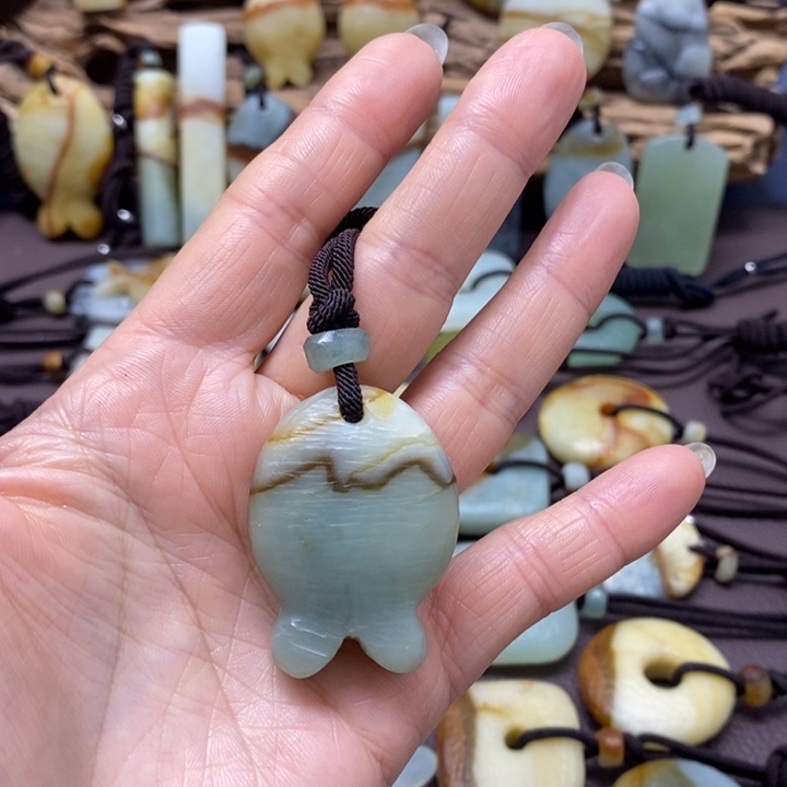 蛇纹石玉未镶嵌颈饰