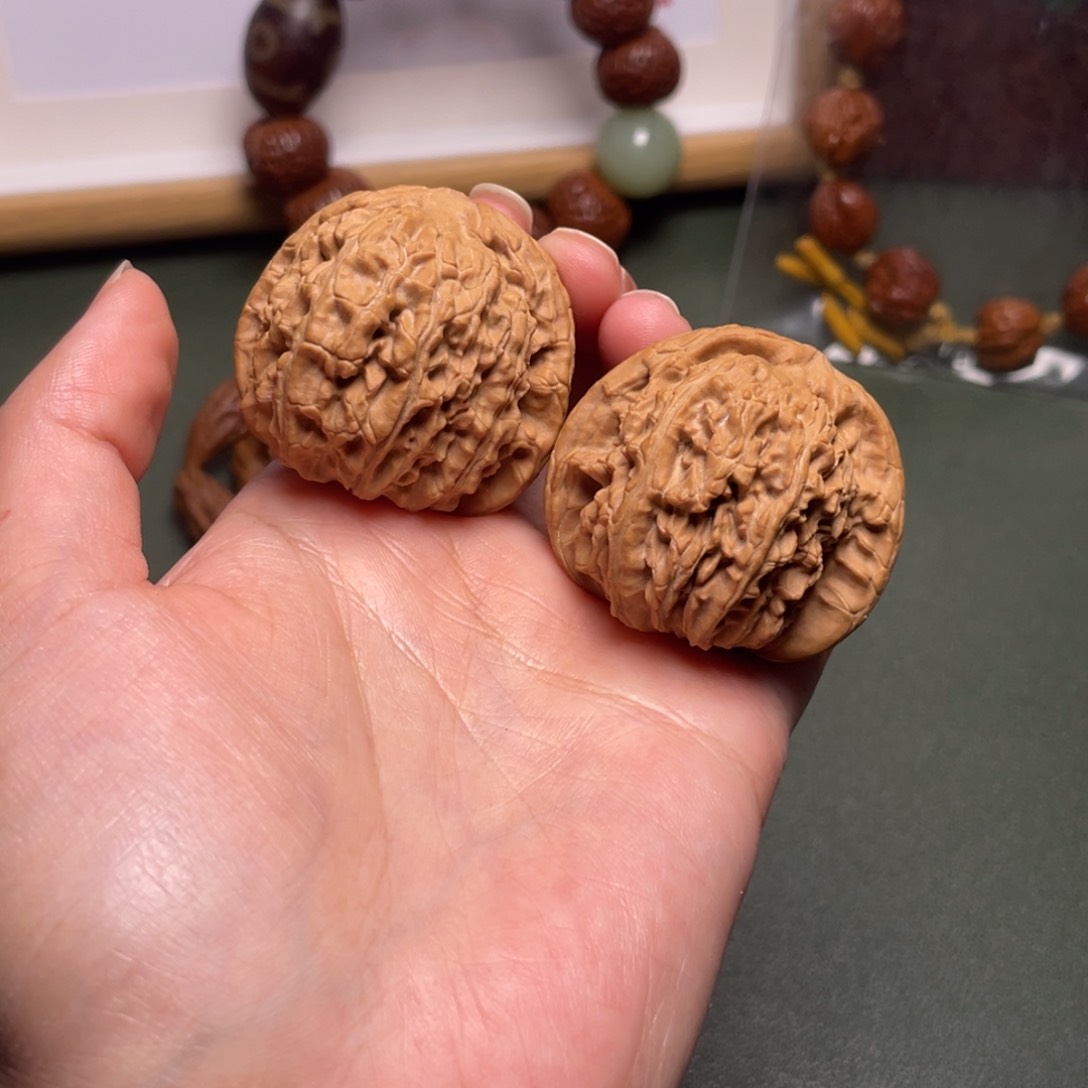 文玩核桃吊坠白狮子