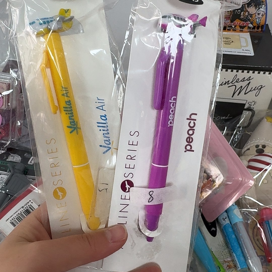 飞机圆珠笔两支。 