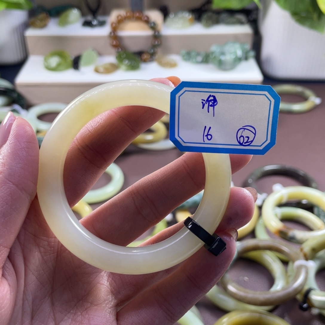 洢****蛇纹石玉未镶嵌手镯