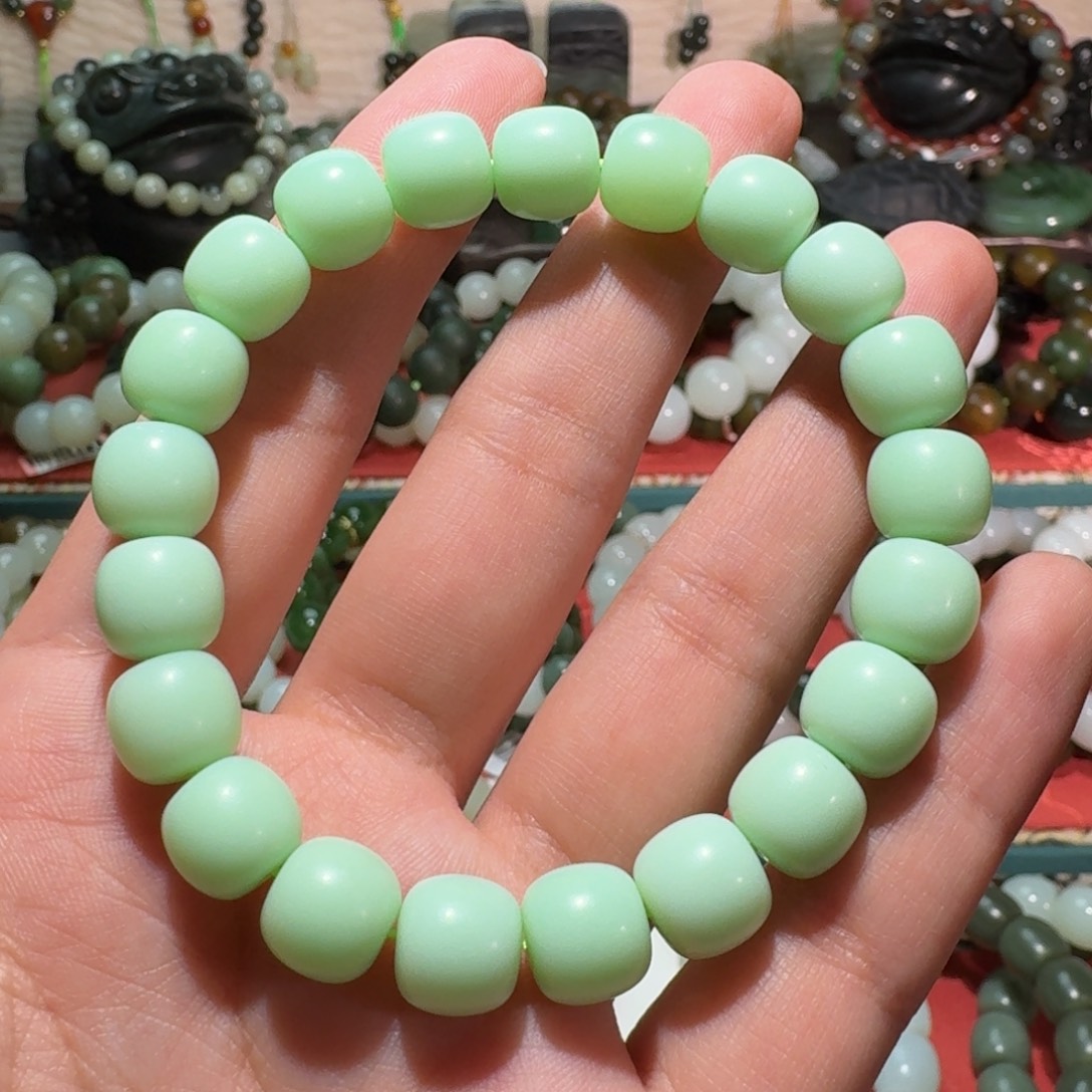 孟***人和田玉未镶嵌手链